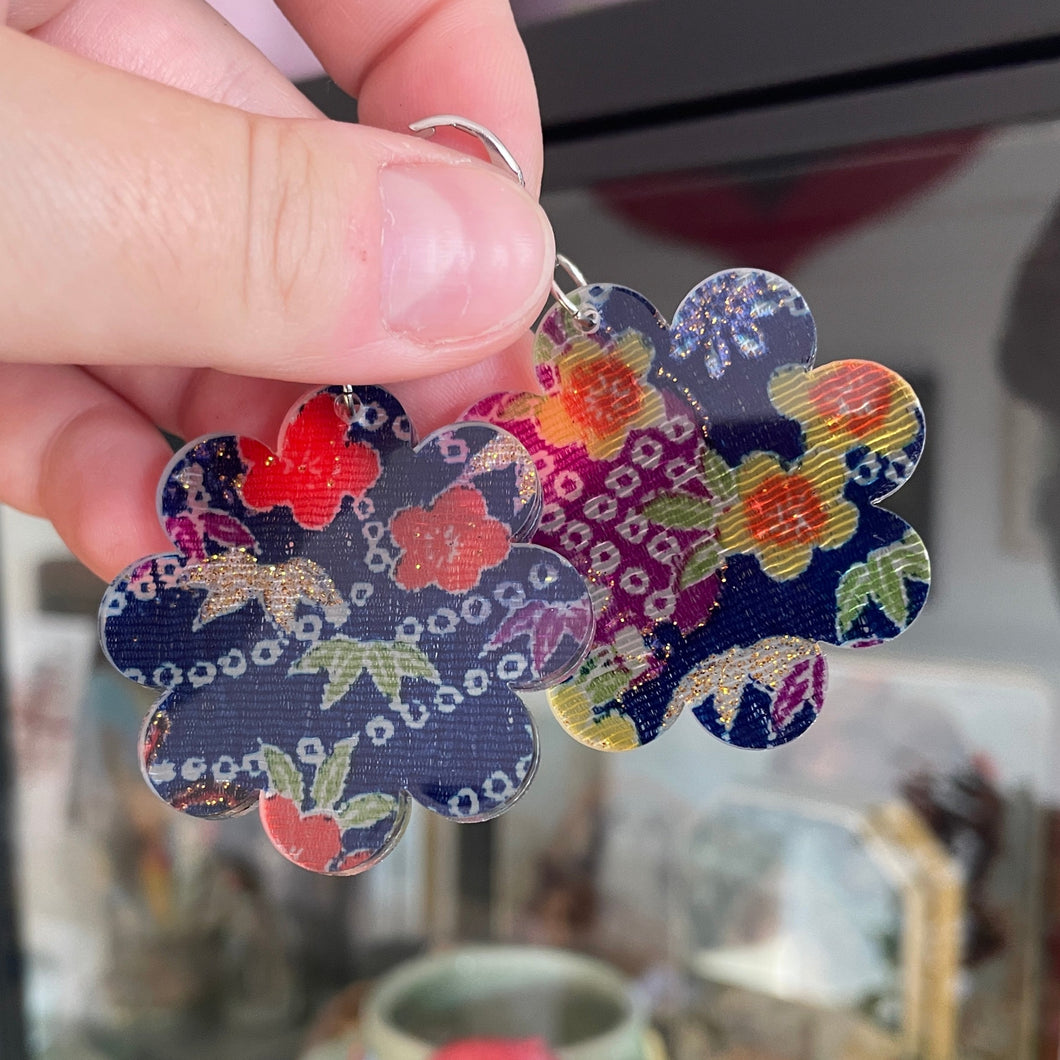 Grandes boucles d'oreilles fleurs pendantes en acrylique japonaise avec du tissu à paillettes