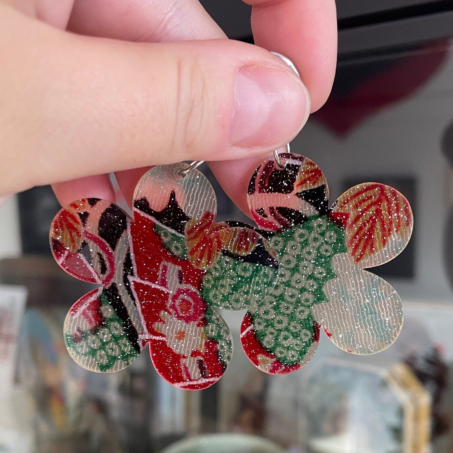 Grandes boucles d'oreilles fleurs pendantes en acrylique japonaise avec du tissu à paillettes