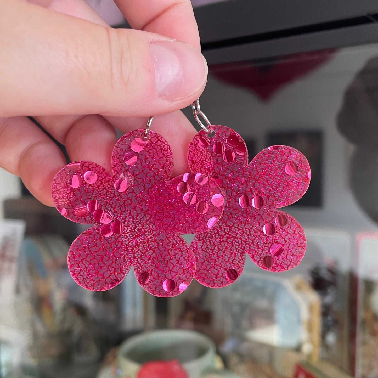 Grandes boucles d'oreilles fleurs pendantes en acrylique japonaise avec du tissu rose et des confettis roses