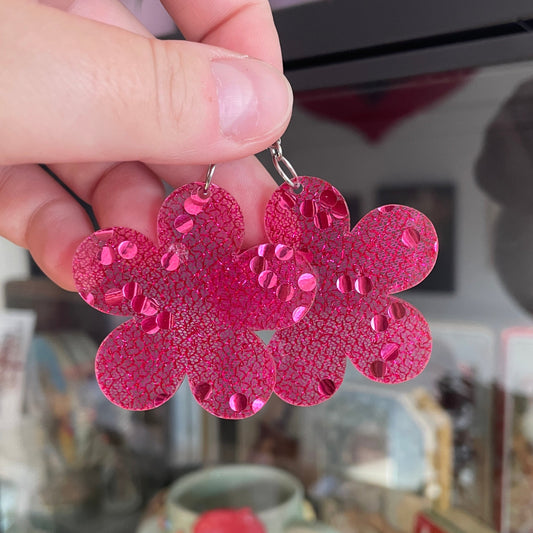 Grandes boucles d'oreilles fleurs pendantes en acrylique japonaise avec du tissu rose et des confettis roses