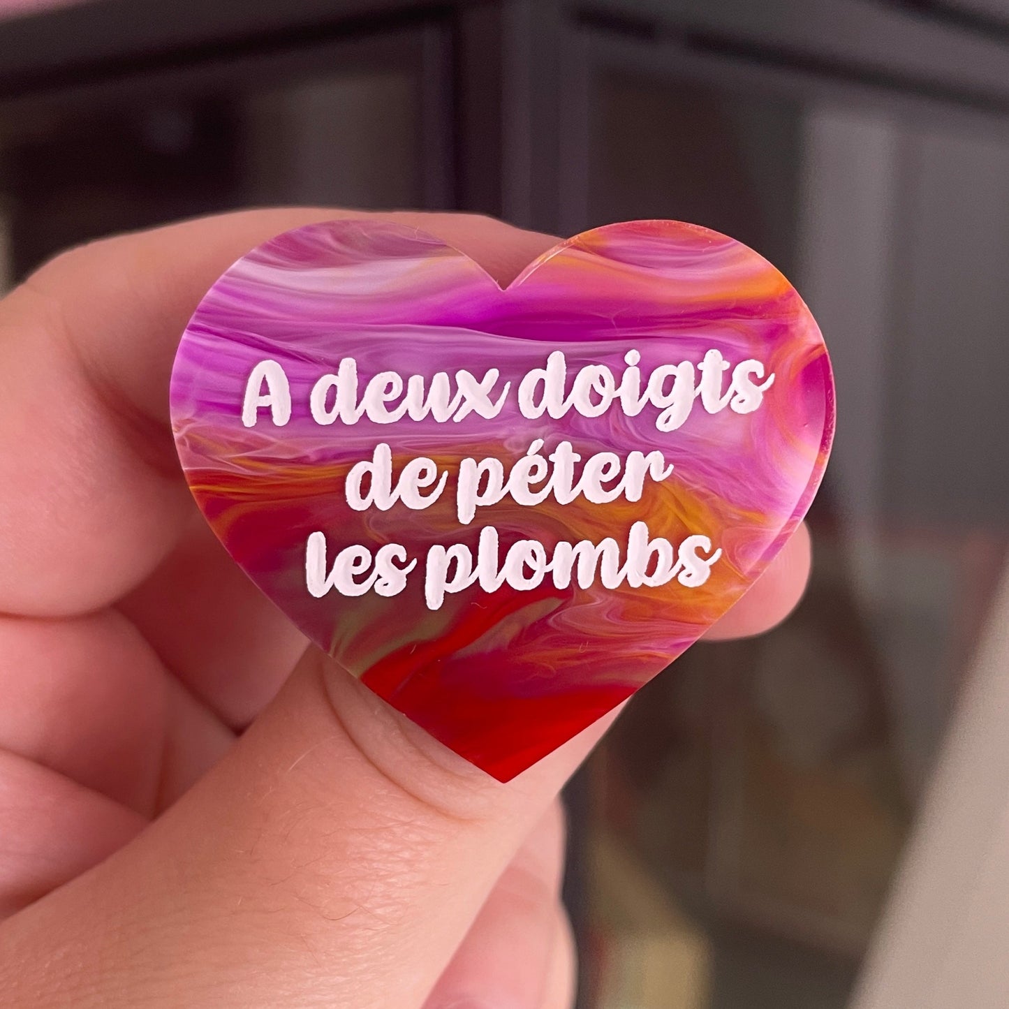 [CONTRÔLE TECHNIQUE] Broche "A deux doigts de péter les plombs" en acrylique marbrée rouge multicolore