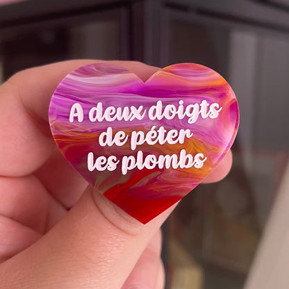 [CONTRÔLE TECHNIQUE] Broche "A deux doigts de péter les plombs" en acrylique marbrée rouge multicolore