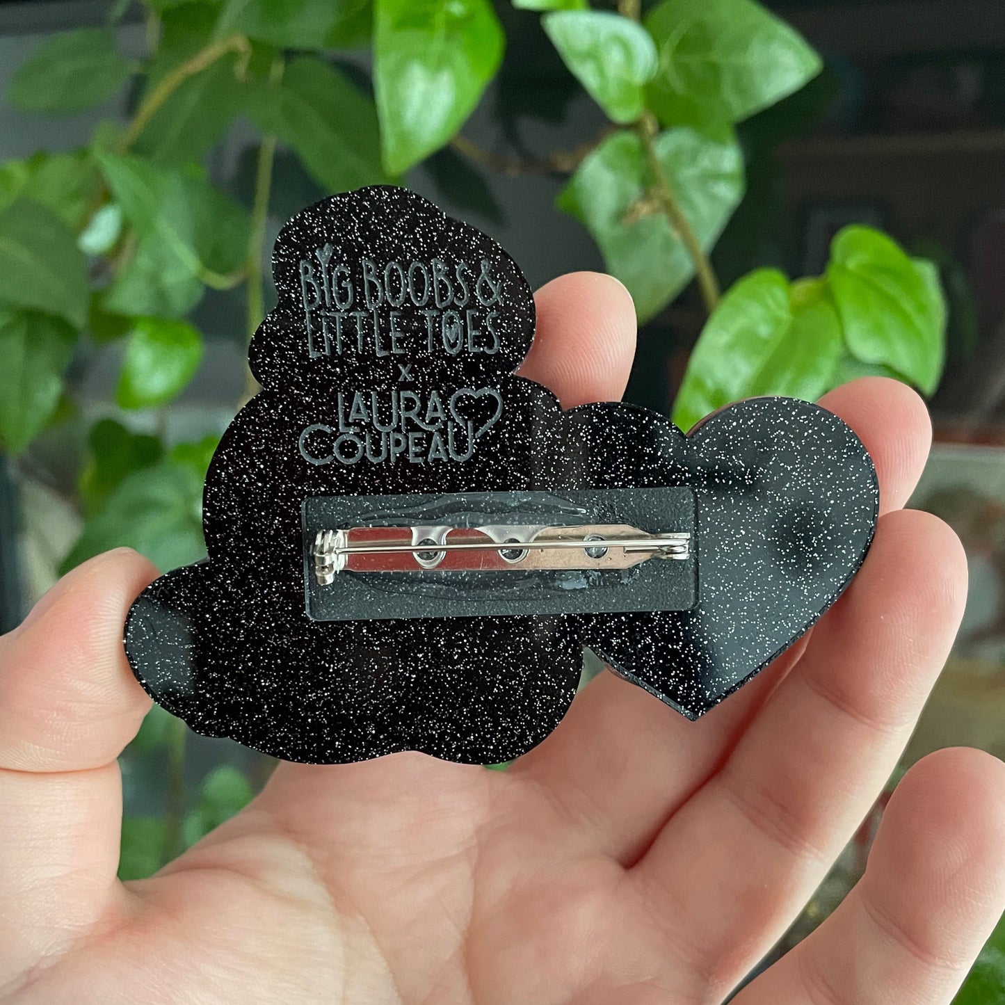 [COLLAB AVEC BIG BOOBS AND LITTLE TOES] Broche petite personne violette