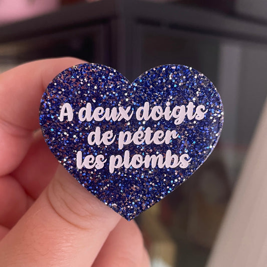 [CONTRÔLE TECHNIQUE] Broche "A deux doigts de péter les plombs" en acrylique à paillettes bleues et argentées