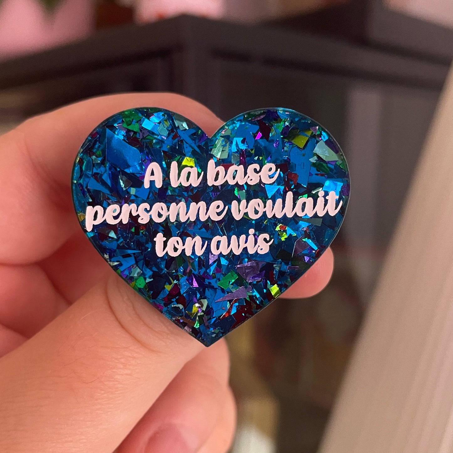 [CONTRÔLE TECHNIQUE] Broche "A la base personne voulait ton avis" en acrylique transparente avec des confettis bleus