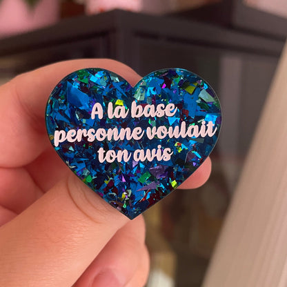 [CONTRÔLE TECHNIQUE] Broche "A la base personne voulait ton avis" en acrylique transparente avec des confettis bleus