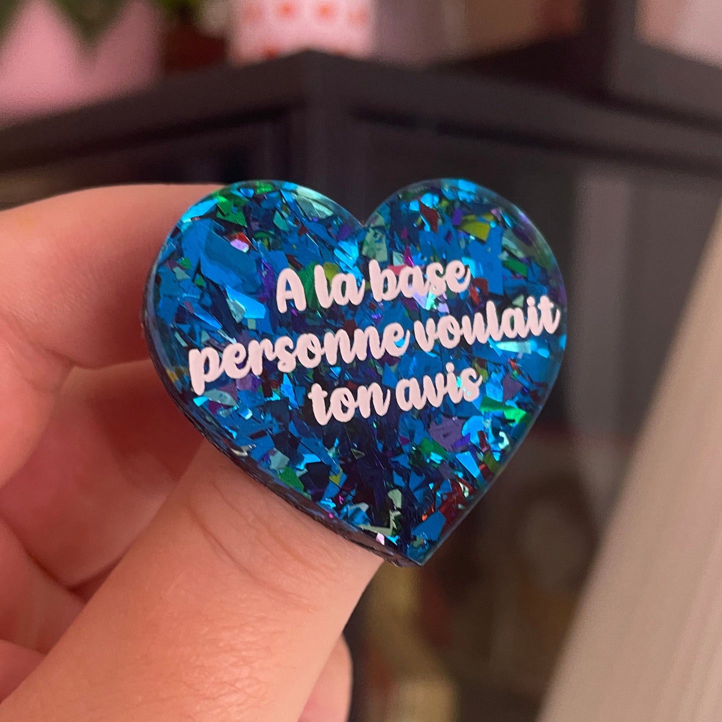 [CONTRÔLE TECHNIQUE] Broche "A la base personne voulait ton avis" en acrylique transparente avec des confettis bleus