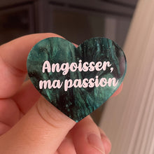 Charger l&#39;image dans la galerie, [CONTRÔLE TECHNIQUE] Broche &quot;Angoisser, ma passion&quot; en acrylique marbrée vert sapin et noire à paillettes