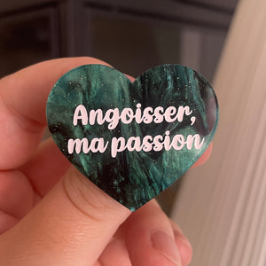 [CONTRÔLE TECHNIQUE] Broche "Angoisser, ma passion" en acrylique marbrée vert sapin et noire à paillettes