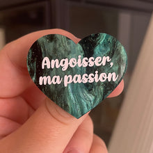 Charger l&#39;image dans la galerie, [CONTRÔLE TECHNIQUE] Broche &quot;Angoisser, ma passion&quot; en acrylique marbrée vert sapin et noire à paillettes