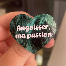 Charger l&#39;image dans la galerie, [CONTRÔLE TECHNIQUE] Broche &quot;Angoisser, ma passion&quot; en acrylique marbrée vert sapin et noire à paillettes