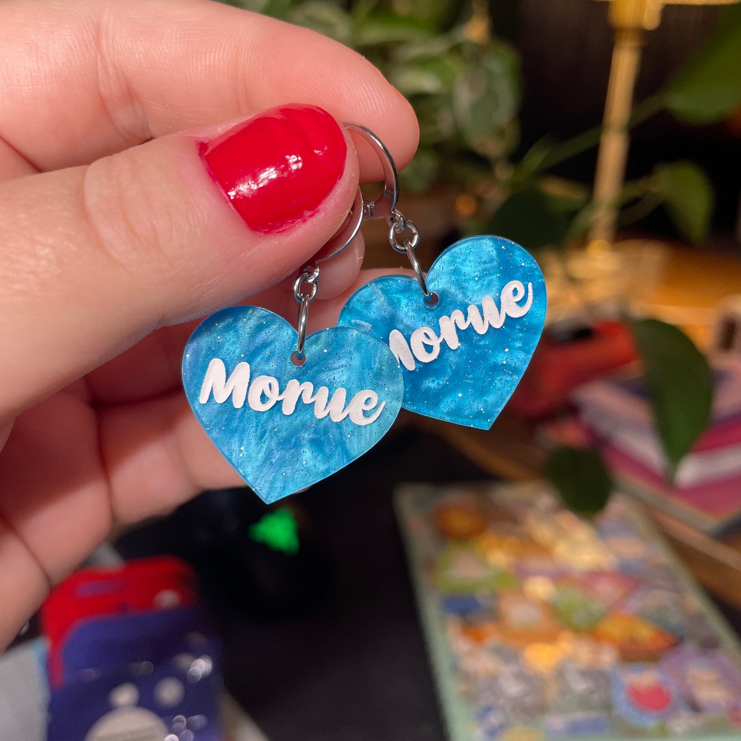 Paire de boucles d'oreilles "Morue" en acrylique marbrée bleue à paillettes