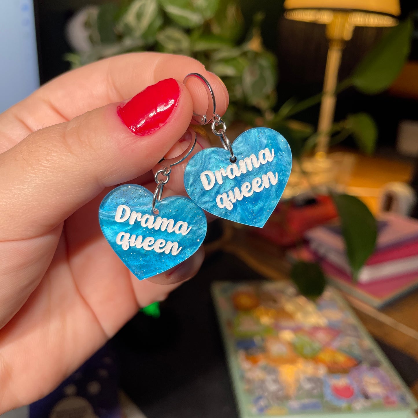 Paire de boucles d'oreilles "Drama queen" en acrylique marbrée bleue à paillettes
