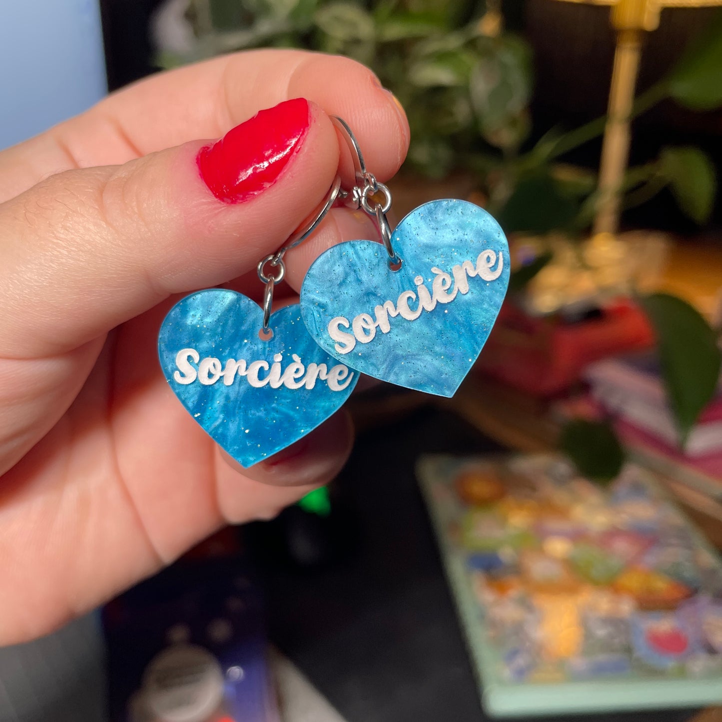Paire de boucles d'oreilles "Sorcière" en acrylique marbrée bleue à paillettes