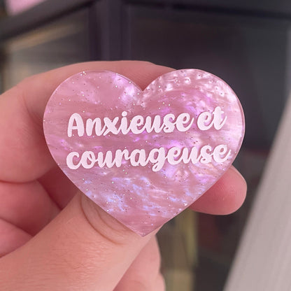 [CONTRÔLE TECHNIQUE] Broche "Anxieuse et courageuse" en acrylique marbrée rose à paillettes