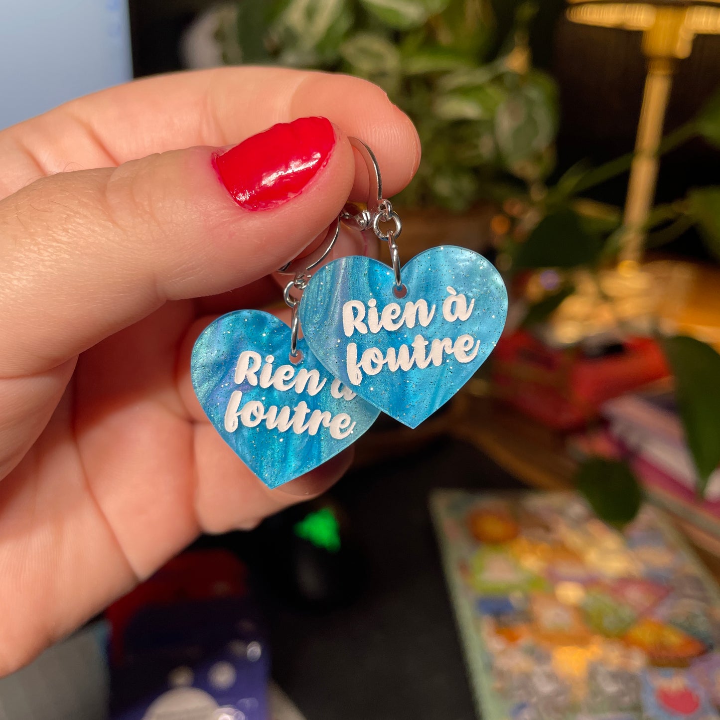 Paire de boucles d'oreilles "Rien à foutre" en acrylique marbrée bleue à paillettes