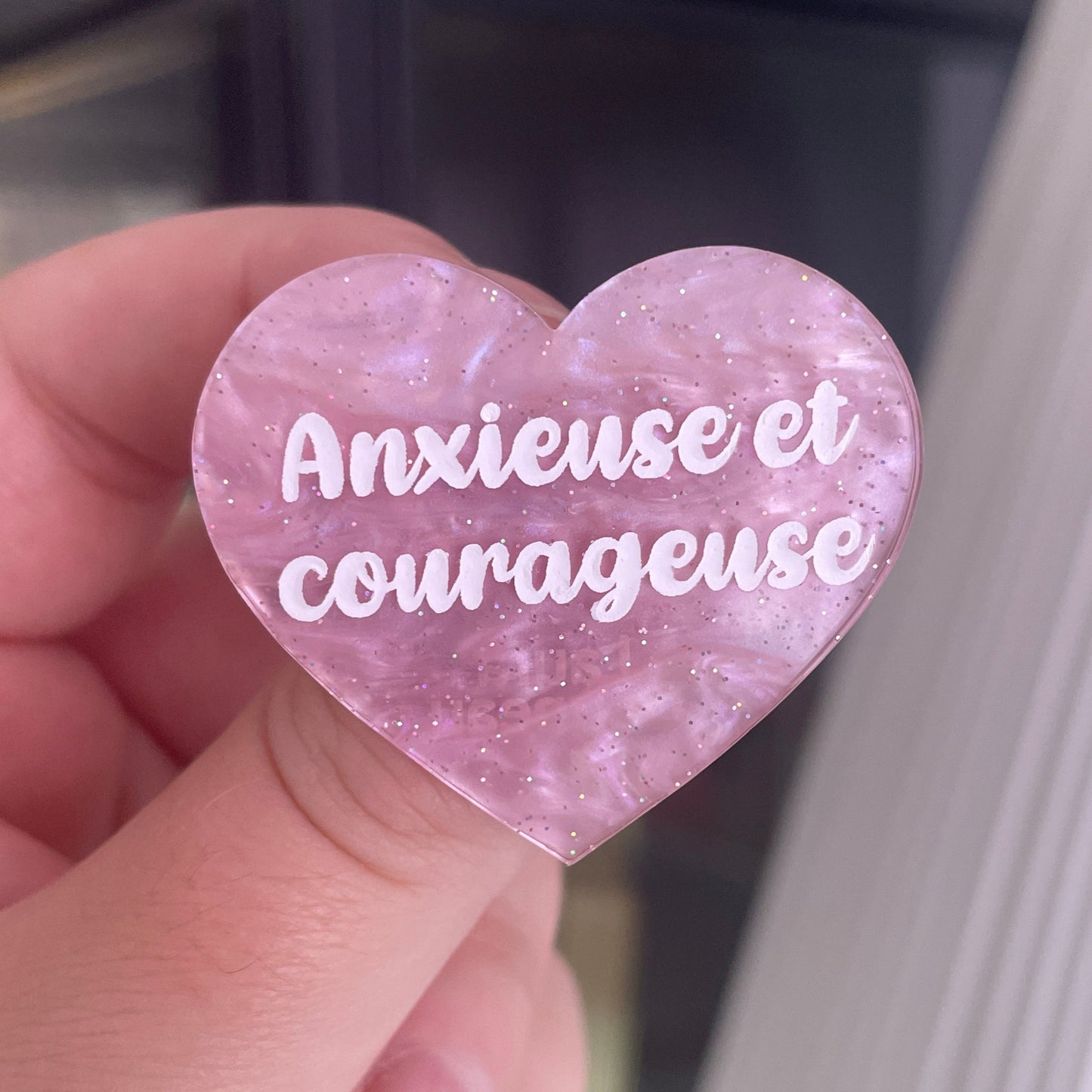 [CONTRÔLE TECHNIQUE] Broche "Anxieuse et courageuse" en acrylique marbrée rose à paillettes