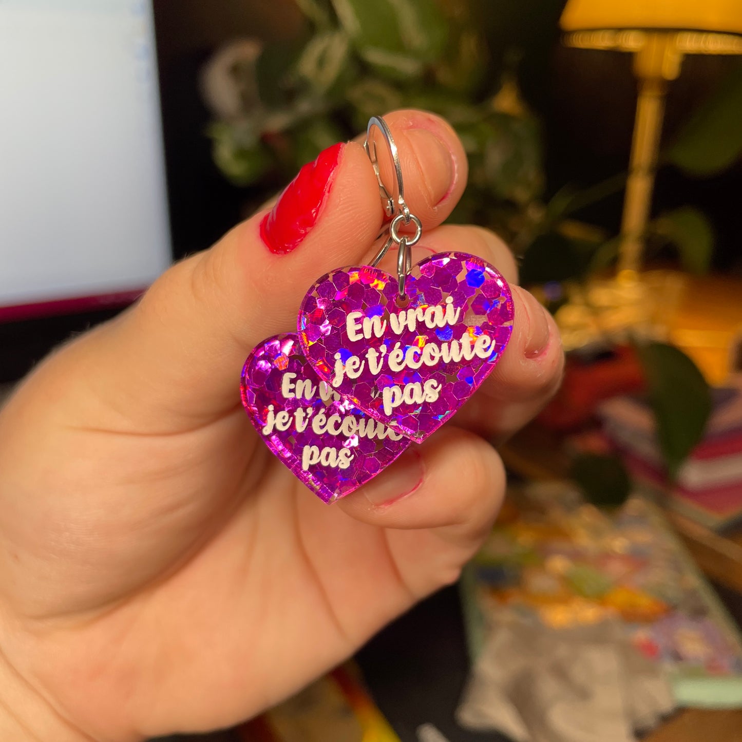 Paire de boucles d'oreilles "En vrai je t'écoute pas" en acrylique semi transparente avec des confettis fuchsia