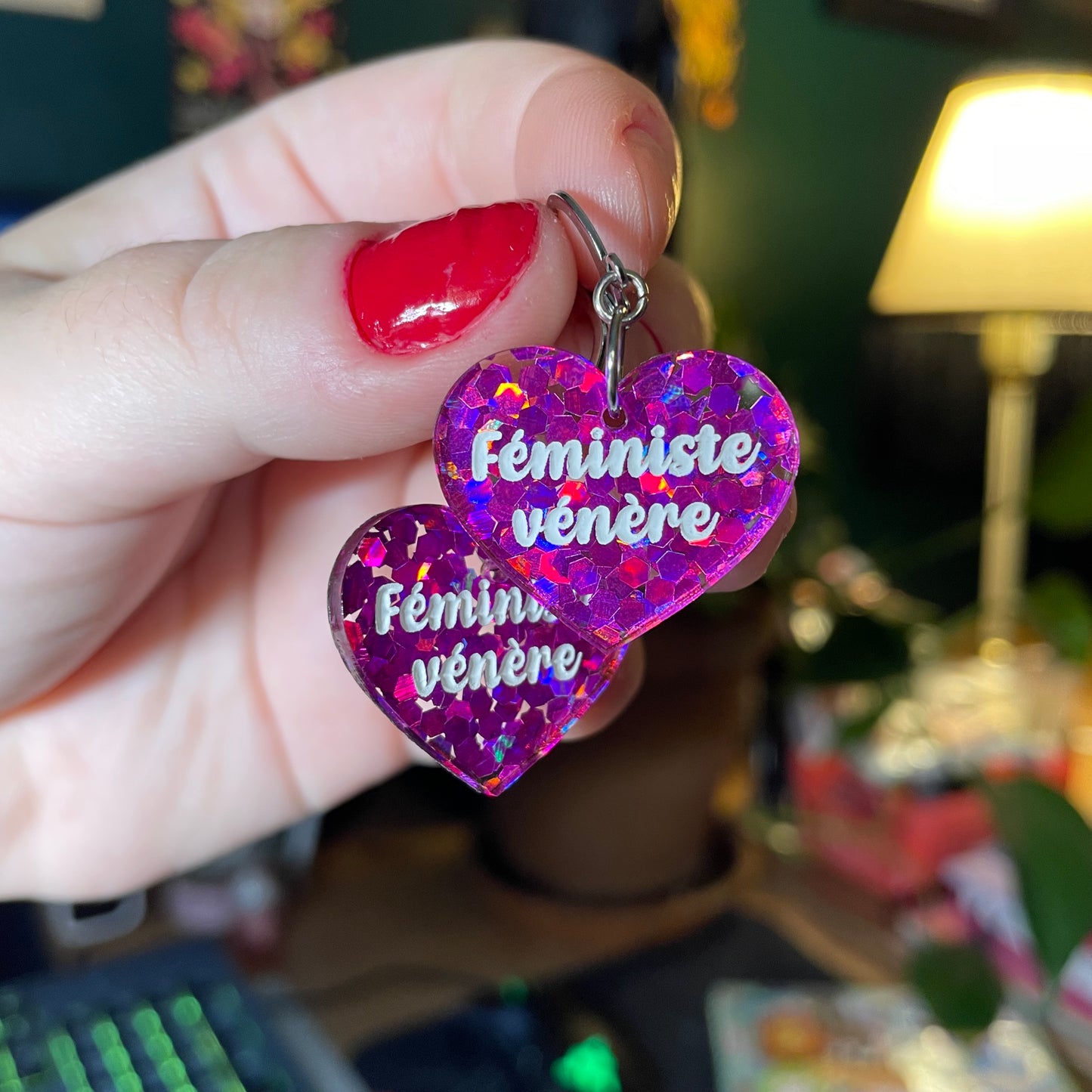 Paire de boucles d'oreilles "Féministe vénère" en acrylique semi transparente avec des confettis fuchsia