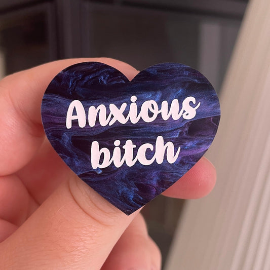 [CONTRÔLE TECHNIQUE] Broche "Anxious bitch" en acrylique marbrée noire, bleue et violette