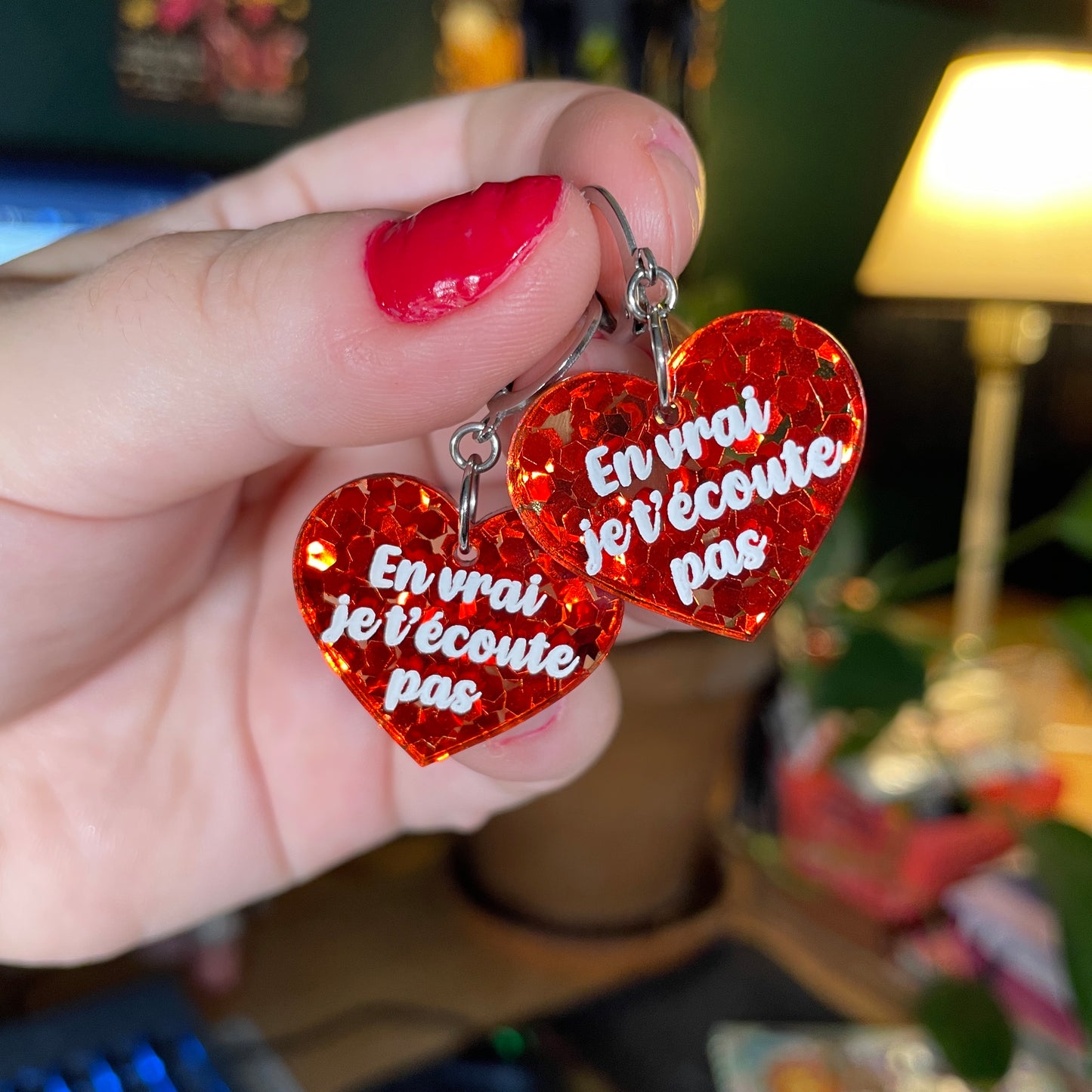 Paire de boucles d'oreilles "En vrai je t'écoute pas" en acrylique semi transparente avec des confettis rouges