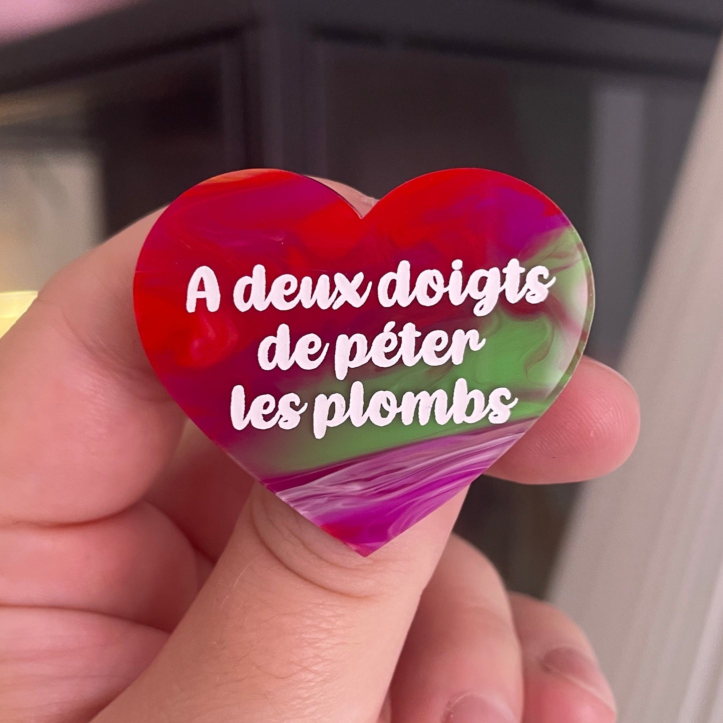 [CONTRÔLE TECHNIQUE] Broche "A deux doigts de péter les plombs" en acrylique marbrée rouge multicolore