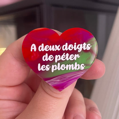 [CONTRÔLE TECHNIQUE] Broche "A deux doigts de péter les plombs" en acrylique marbrée rouge multicolore