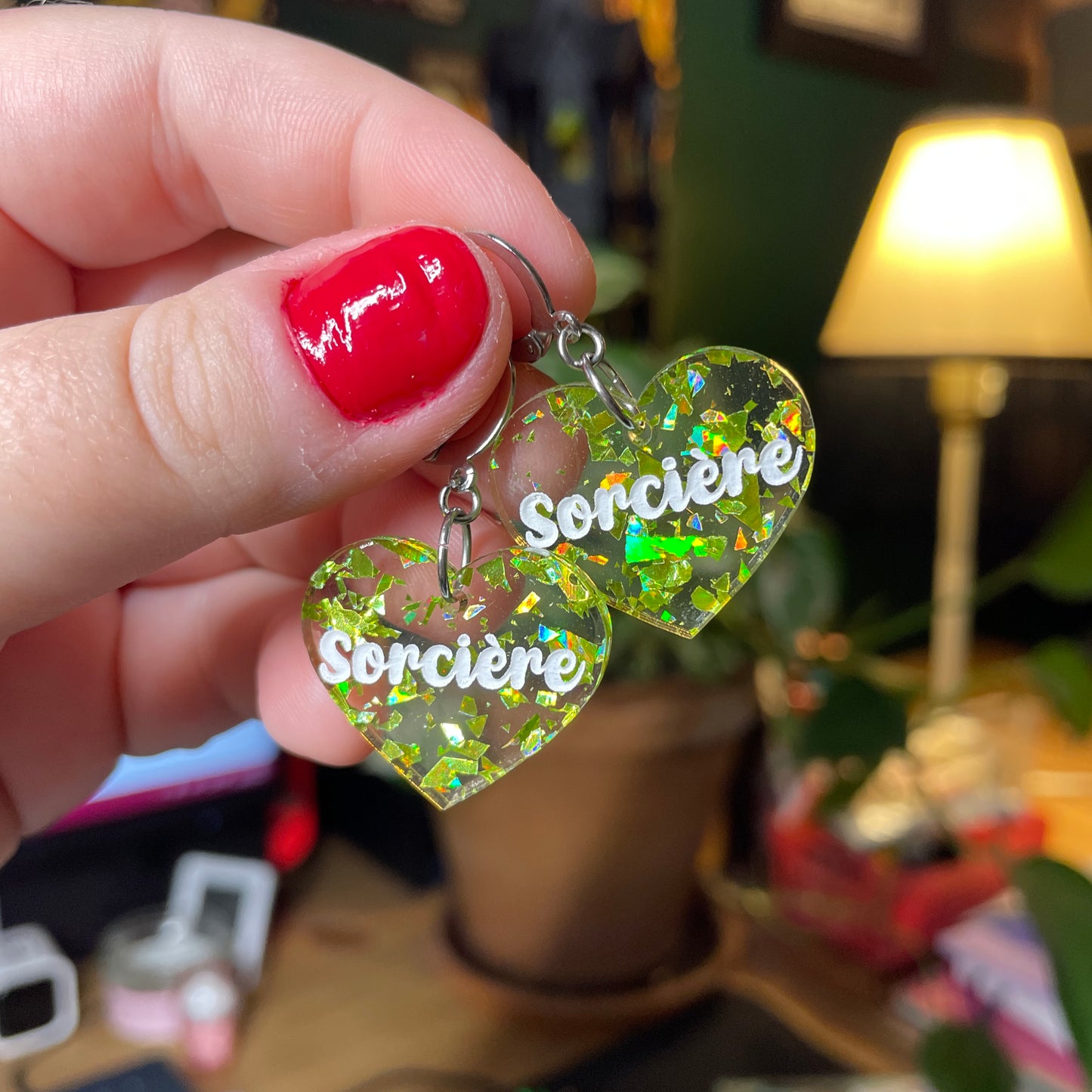 Paire de boucles d'oreilles "Sorcière" en acrylique transparente avec des éclats de confettis verts