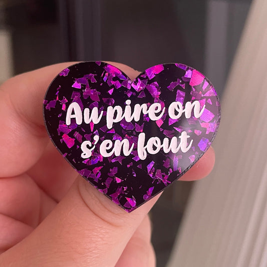 [CONTRÔLE TECHNIQUE] Broche "Au pire on s'en fout" en acrylique noire avec de éclats de confettis violets