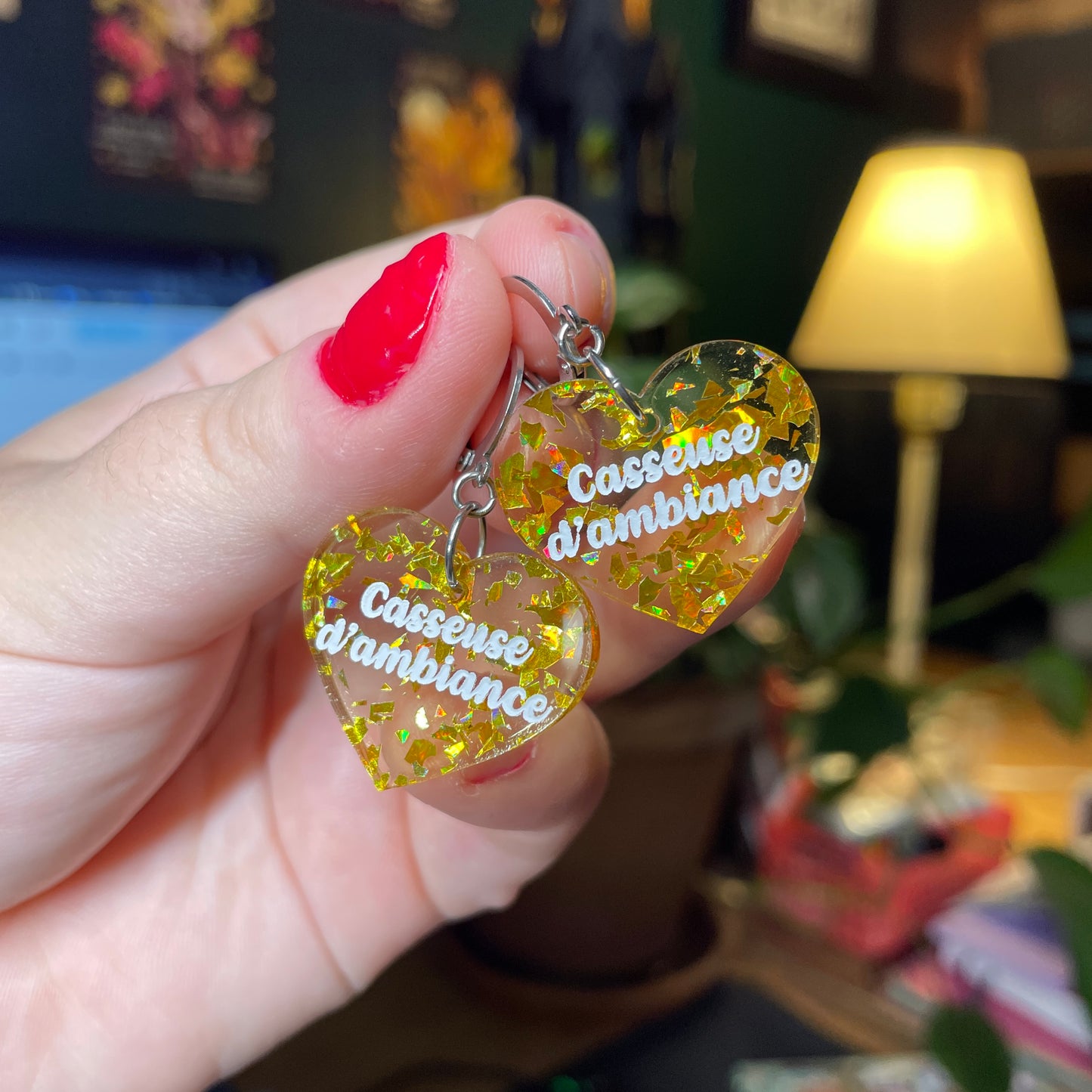 Paire de boucles d'oreilles "Casseuse d'ambiance" en acrylique transparente avec des éclats de confettis dorés