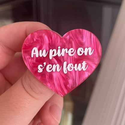 [CONTRÔLE TECHNIQUE] Broche "Au pire on s'en fout" en acrylique marbrée rose