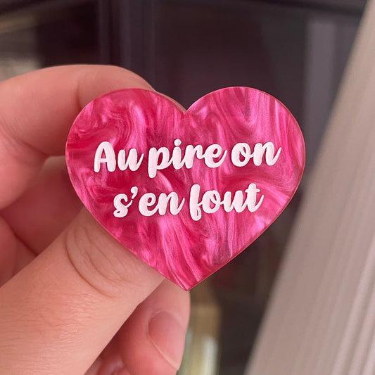 [CONTRÔLE TECHNIQUE] Broche "Au pire on s'en fout" en acrylique marbrée rose