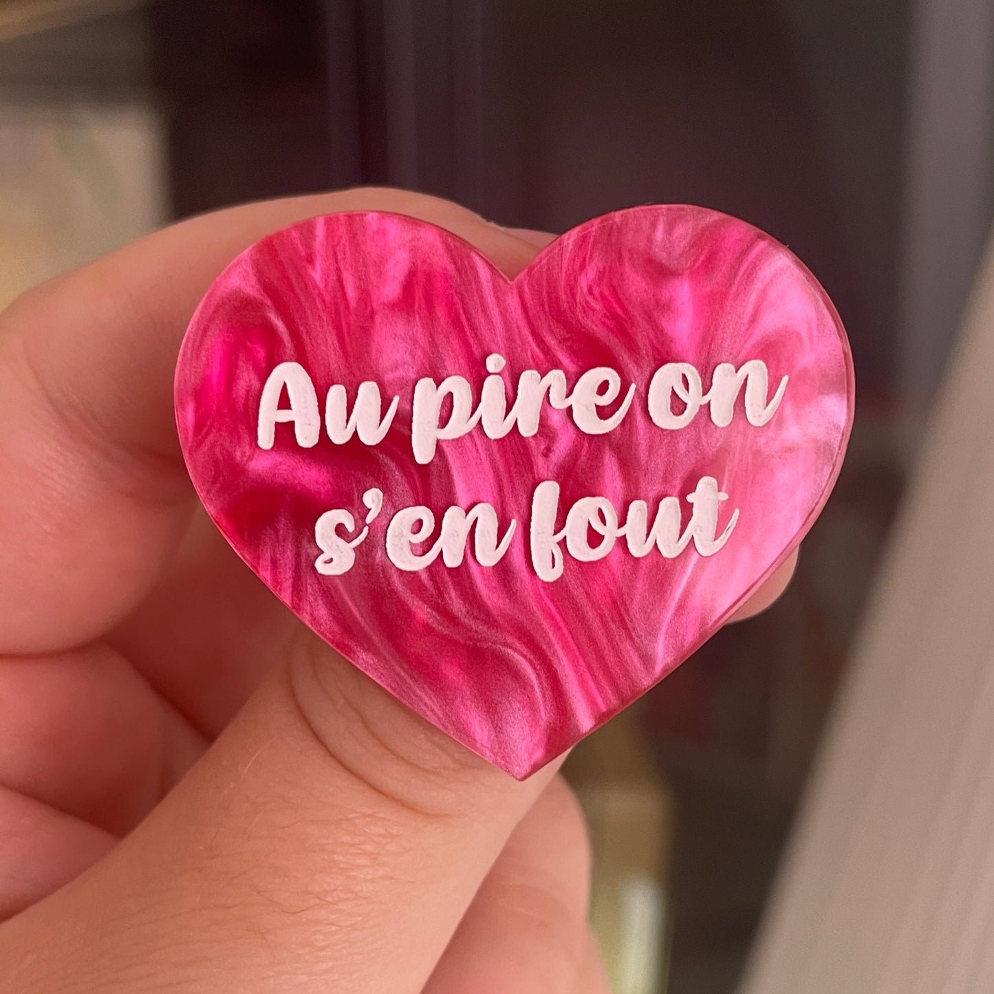 [CONTRÔLE TECHNIQUE] Broche "Au pire on s'en fout" en acrylique marbrée rose