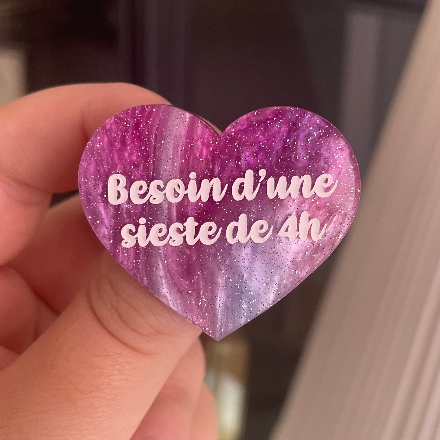 [CONTRÔLE TECHNIQUE] Broche "Besoin d'une sieste de 4h" en acrylique marbrée bleue, rose et blanche à paillettes