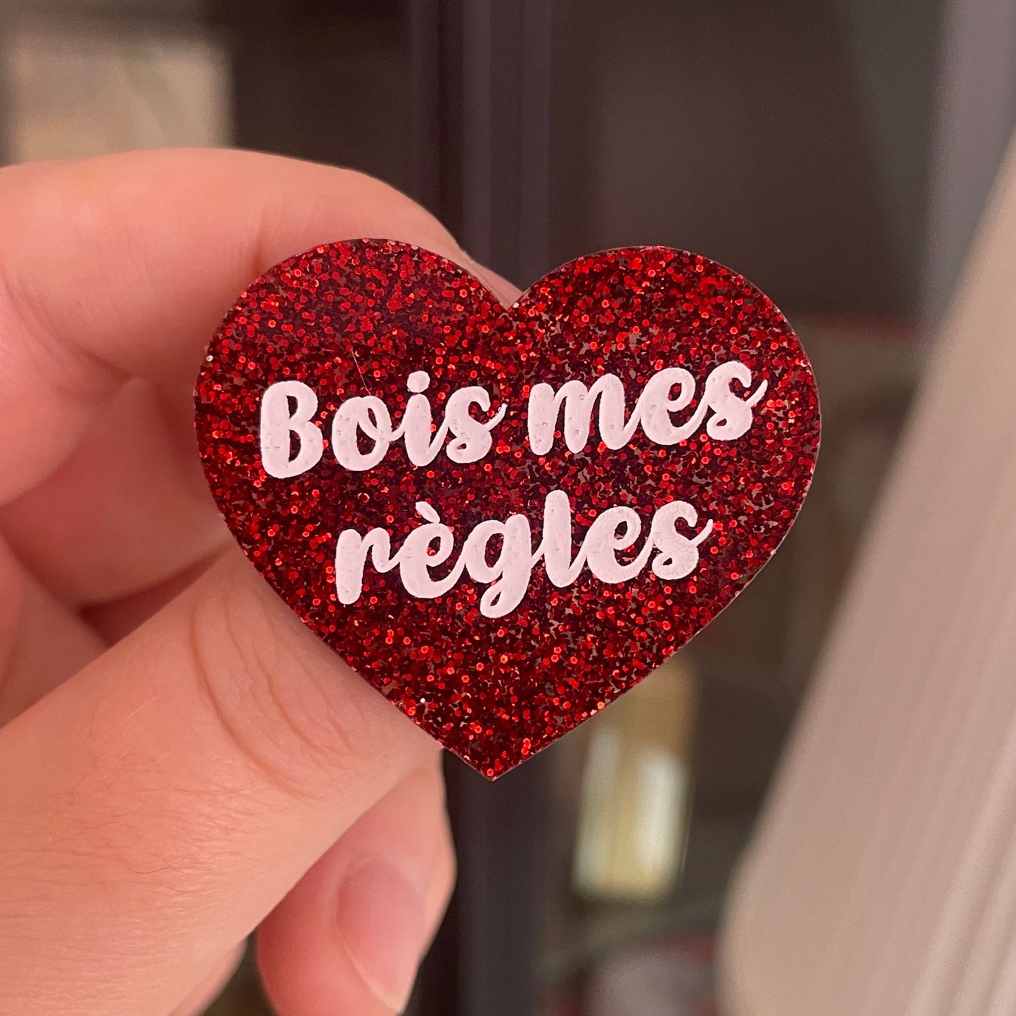 [CONTRÔLE TECHNIQUE] Broche "Bois mes règles" en acrylique pailletée rouge