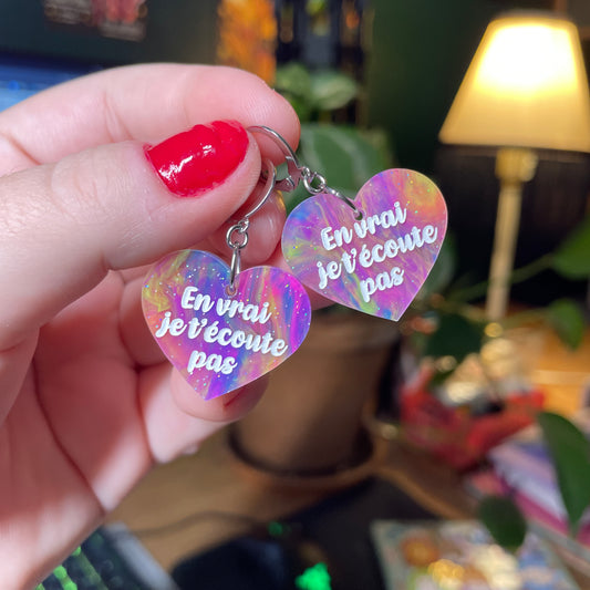 Paire de boucles d'oreilles "En vrai je t'écoute pas" en acrylique semi transparente marbrée multicolore
