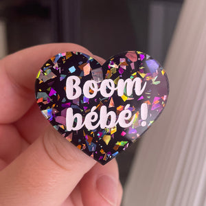 [CONTRÔLE TECHNIQUE] Broche "Boom bébé !" en acrylique noire avec des éclats de confettis multicolores