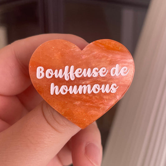 [CONTRÔLE TECHNIQUE] Broche "Bouffeuse de houmous" en acrylique marbrée orange à paillettes