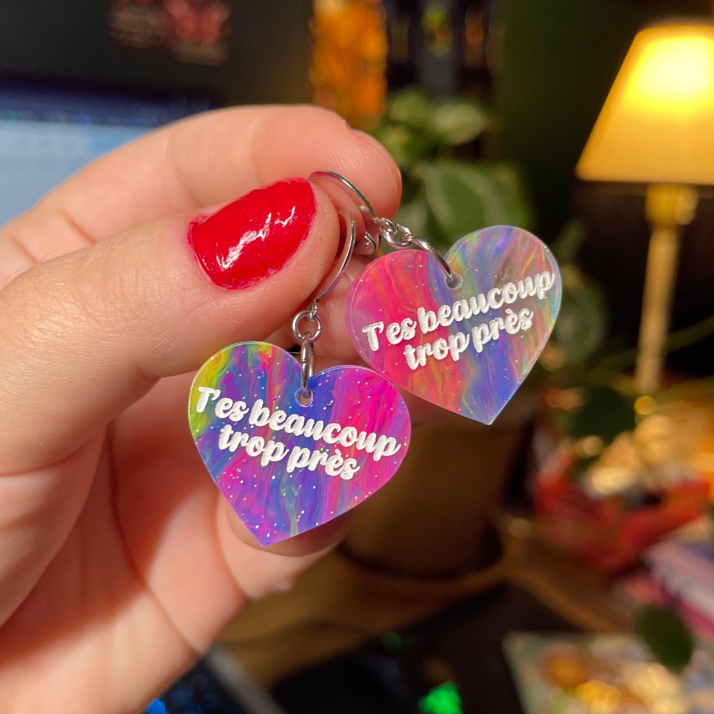 Paire de boucles d'oreilles "T'es beaucoup trop près" en acrylique semi transparente marbrée multicolore