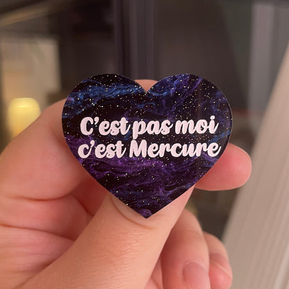 [CONTRÔLE TECHNIQUE] Broche "C'est pas moi c'est Mercure" en acrylique marbrée galactique