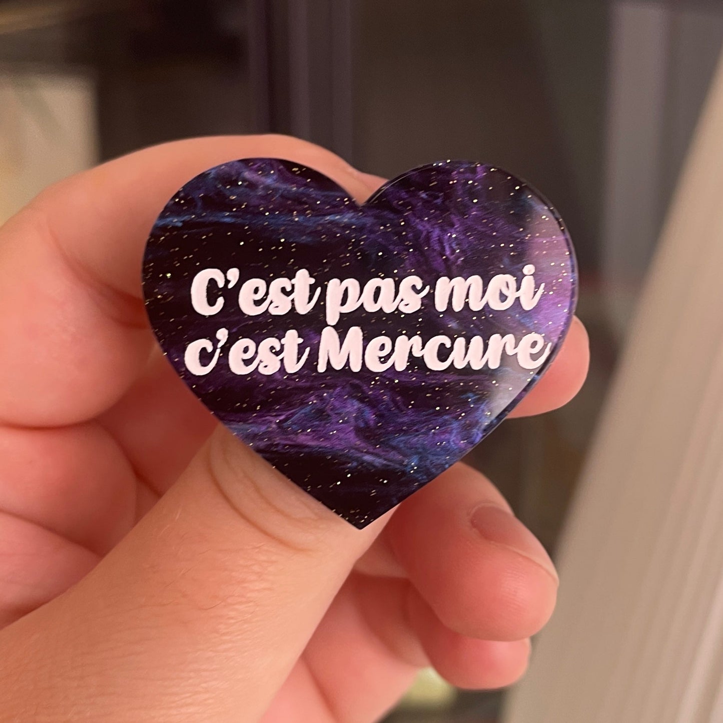 [CONTRÔLE TECHNIQUE] Broche "C'est pas moi c'est Mercure" en acrylique marbrée galactique