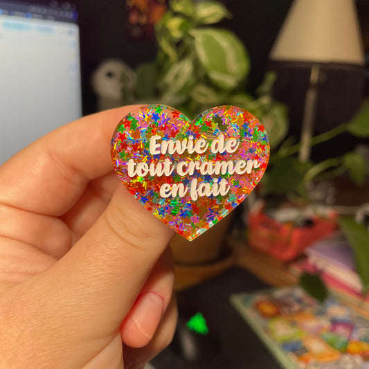 Broche "Envie de tout cramer en fait" en acrylique semi transparente avec des étoiles multicolores