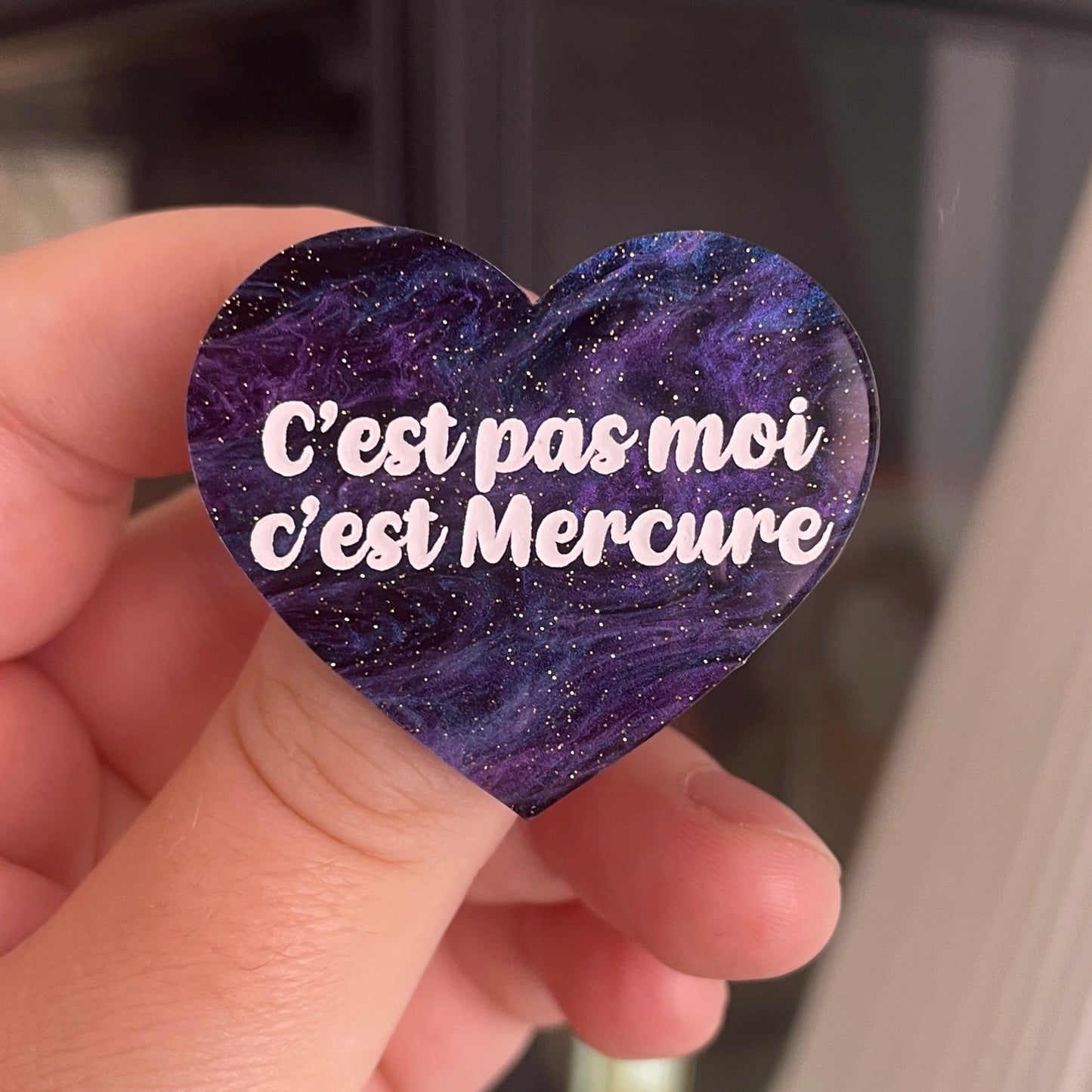 [CONTRÔLE TECHNIQUE] Broche "C'est pas moi c'est Mercure" en acrylique marbrée galactique