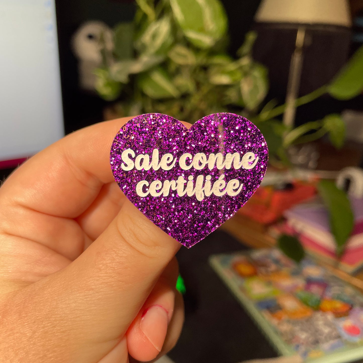Broche "Sale conne certifiée" en acrylique à paillettes violettes