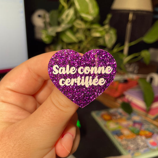 Broche "Sale conne certifiée" en acrylique à paillettes violettes