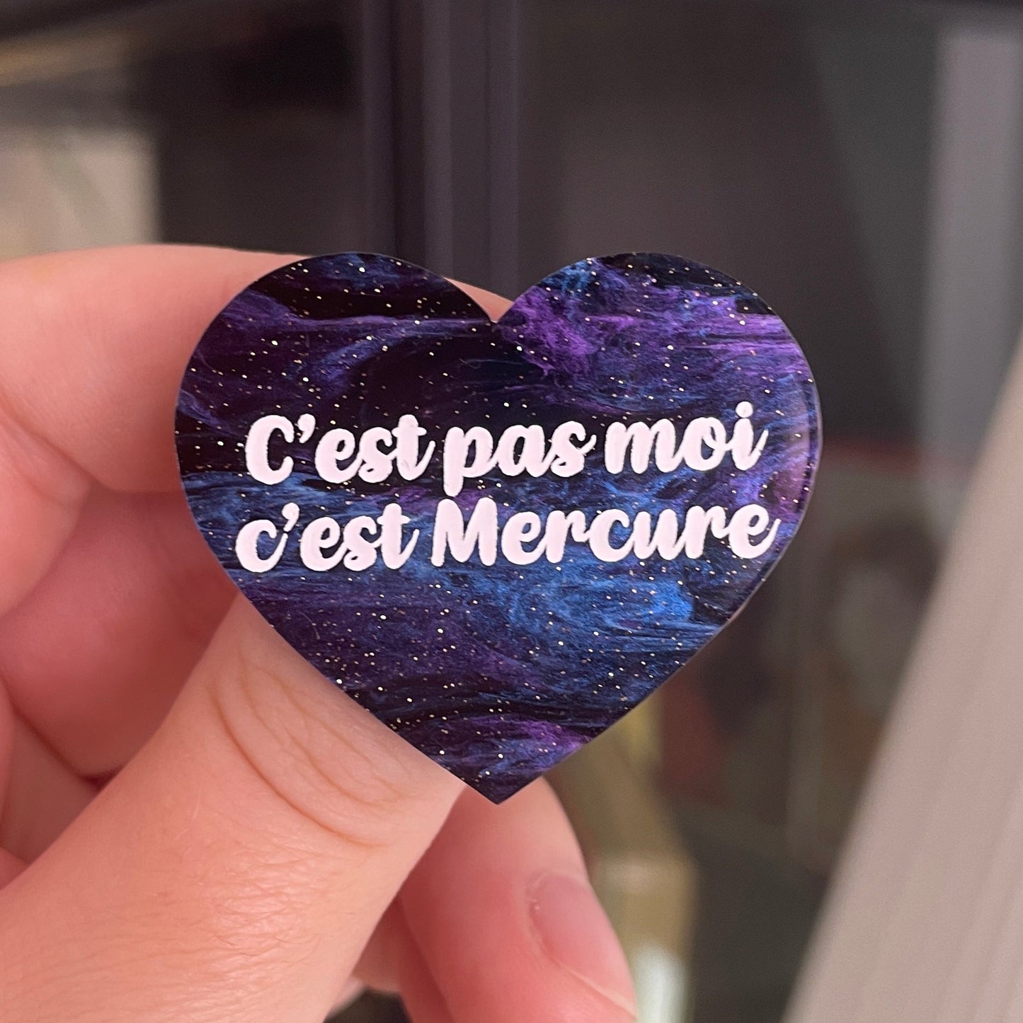 [CONTRÔLE TECHNIQUE] Broche "C'est pas moi c'est Mercure" en acrylique marbrée galactique