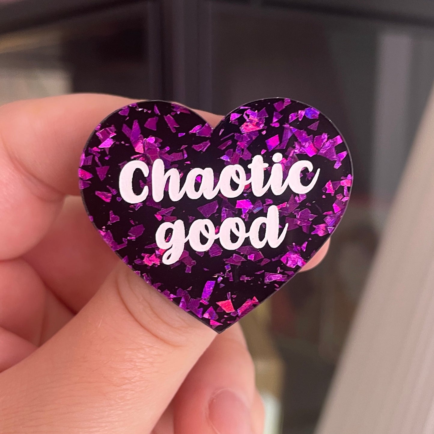 [CONTRÔLE TECHNIQUE] Broche "Chaotic good" en acrylique noire avec de éclats de confettis violets