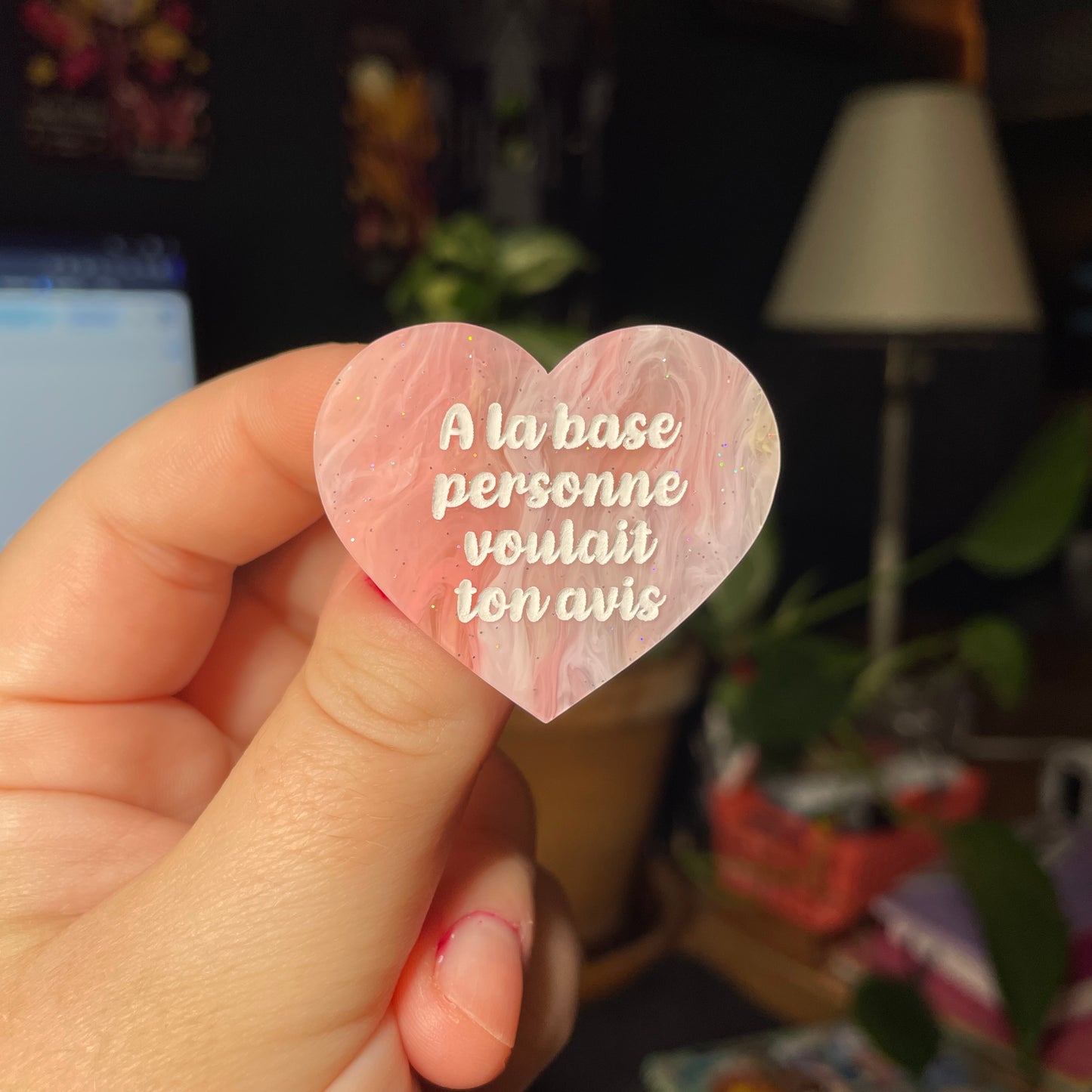 Broche "A la base personne voulait ton avis" en acrylique marbrée rose et blanche à paillettes