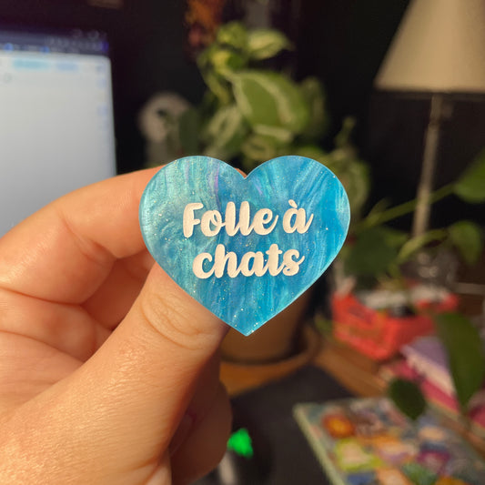 Broche "Folle à chats" en acrylique marbrée bleue à paillettes