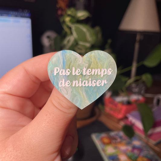 Broche "Pas le temps de niaiser" en acrylique semi transparente marbrée bleue, blanche et jaune à paillettes